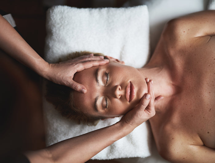 <h2>Massage de tête (à l’indienne) : détente et aromathérapie</h2>